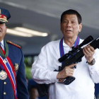 Imagen de archivo del presidente filipino, Rodrigo Duterte, fusil en mano.-BULLIT MARQUEZ (AP)