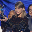 La cantante Taylor Swift recogiendo un premio.-AP