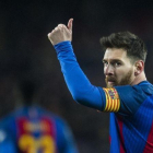 Messi agradece al público su apoyo en el Camp Nou durante el Barça-Real Sociedad.-JORDI COTRINA