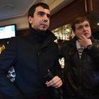 Vladimir  Kuznetsov, a la izquierda, y Alexei Stolyarov, a la derecha, los dos humoristas rusos que gastaron una broma a la ministra De Cospedal.-AFP / YURI KADOBNOV