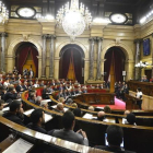 Imagen de los diputados del Parlament mientras la diputada de la CUP, Anna Gabriel, inicia su discurso.-FERRAN SENDRA