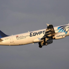 Una imagen del Airbus A320 de la compañía Egyptair en el aeropuerto de Estambul en Turquía.-EFE / KIVANC UCAN