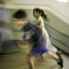 Dos niños corren a la entrada del colegio en Barcelona.-JOAN CORTADELLAS