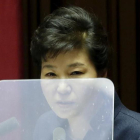 Park Geun-hye durante un discurso en la sesión plenaria de la Asamblea Nacional, en Seúl, el 16 de febrero del 2016.-REUTERS / KIM HONG-JI