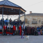 Los danzantes ejecutan los movimientos sin llegar a tocar a los animales con la espada ceremonial.-G.G.
