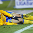 Luis Martínez se duele después de su grave lesión.-