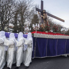 Los costaleros con el paso de Jesús con la Cruz a cuestas camino de la Catedral.-Santi Otero