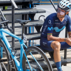Alejandro Valverde revisa su bicicleta antes de tomar la salida en una etapa de la Vuelta a Burgos . SANTI OTERO