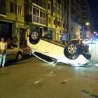 El SUV volcó y quedó atravesado en plena calle San Francisco.-R. MANSO
