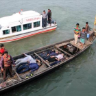 Los equipos de emergencia, rescatan a pasajeros del ferri, tras la colisión, este domingo, en el río Padma, en Bangladesh.-Foto: AFP