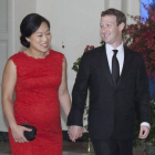 Zuckerberg junto con su pareja llegan a una cena presidencial con el presidente chino, Xi Jinping.-EFE / CHRIS KLEPONIS/POOL