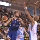 Javi Vega intenta doblar un balón ante Rowley, ayer.-MARÍA GONZÁLEZ / CB MIRAFLORES