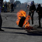 Manifestantes palestinos queman un neumático en protesta por la decisión de EEUU, en Ramalá, este martes 26 de diciembre-AFP / ABBAS MOMANI