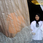 Una empleada del hotel de la cadena española Barceló en El Cairo limpia los cristales tras el ataque.-EFE