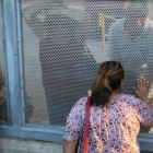 Ana Pineda (a la derecha) habla con sus familiares desde el lado estadounidense de la frontera de Nogales.-RICARDO MIR DE FRANCIA