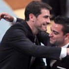 Casillas y Xavi se abrazan tras recoger el Premio Príncipe de Asturias de los Deportes del 2012.-EFE / J.L. CEREIJIDO