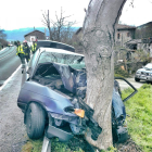 El vehículo acabó estrellado contra un árbol del lateral de la calzada.-ECB