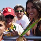 Cristian Toro celebra la medalla de oro con su madre, Elisa, y su novia, Irene Junquera.-EFE / FACUNDO ARRIZABALAGA