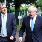 El secretario para Irlanda del Norte, Julian Smith, con el primer ministro británico, Boris Johnson, en Belfast. /-AFP