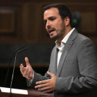 Alberto Garzón, líder de Izquierda Unida, en su intervención durante la primera ronda de la investidura de Pedro Sánchez.-KIKO HUESCA (EFE)