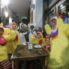 Una familia de alegres y vistosos pollos se juntó con un par de divertidos mapaches para asistir al pregón del Carnaval, ayer en la Plaza Mayor.-RAÚL G. OCHOA