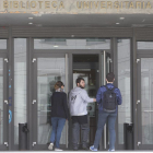 Un grupo de alumnos entra en la biblioteca de la Universidad.-ISRAEL L. MURILLO