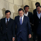 l presidente del Gobierno en funciones, Mariano Rajoy , junto a los populares, Rafael Hernando , Carlos Floriano , José Antonio Bermúdez de Castro  y Jorge Moragas.-EFE / MARISCAL