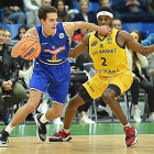 Lukas Hahn (Kapfenberg) intenta superar la defensa del jugador del BCKiev Kasey Shepherd, ayer.-BASKETBALL CHAMPIONS LEAGUE