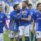 Michu, que será presentado hoy, es felicitado por Toché durante su etapa en el Real Oviedo.-EL COMERCIO