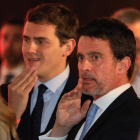 El presidente de Ciudadanos, Albert Rivera, junto al exprimer ministro francés Manuel Valls, el día de Sant Jordi, en Barcelona.-/ FERRAN NADEU