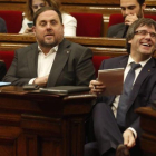 El 'president' Carles Puigdemont, el vicepresidente Oriol Junqueras y la 'consellera' Neus Munté, en una sesión de control en el Parlament.-JULIO CARBO