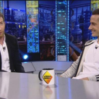 Pablo Motos con Lucas Vázquez, en el programa de Antena 3 'El hormiguero'.-