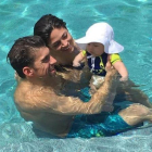 Michael Phelps, con su pareja, Nicole Johnson, y su hijo, Boomer, en la piscina.-INSTAGRAM