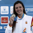 Catalina Corró muestra la medalla de 400 estilos lograda en Tarragona-JESUS DIGES (EFE)