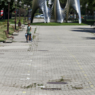 El deterioro del pavimento con varios hundimientos en la zona es visible en esta fotografía del paseo del Empecinado. SANTI OTERO