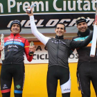 Martín Mata (centro) celebra en el podio de Vic su victoria del pasado sábado.-