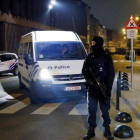 Agentes de policía belgas montan guardia durante una operación de seguridad en el distrito de Molenbeek, en Bruselas, el 18 de marzo del 2016.-REUTERS / FRANÇOIS LENOIR