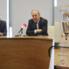 Roberto Ranz (i) y Andrés Hernando con el Premio Edison.-ISRAEL L. MURILLO