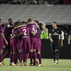 Los jugadores del City se abrazan ante los desafortunados futbolistas de Zidane.-JAE C.HONG (AP)