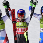 Holdener (izquierda) y Vlhova escoltan a Shiffrin tras el eslalon de este sábado en Soldeu.-AFP / JAVIER SORIANO