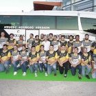 Jugadores y cuerpo técnico del Universidad de Burgos Colina Clinic posan junto al presidente del club, ayer, en el Fórum Evolución.-RAÚL OCHOA