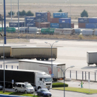 Contenedores en la estación de mercancías listos para su expedición. R. OCHOA-R. OCHOA