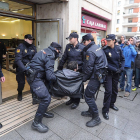 La Policía Nacional desaloja a miembros de la PAH de una entidad financiera de Burgos.-ISRAEL L. MURILLO