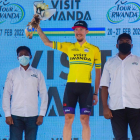 Madrazo posa en el podio del Tour de Ruanda vestido de amarillo. TOUR DE RWANDA