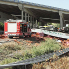 Los bomberos de Burgos tuvieron que acudir al lugar del siniestro para rescatar al conductor del camión accidentado.-G. G.