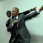 Obama alaba a Bolt y le pide que le enseñe la postura del relámpago.-