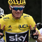 Chris Froome, camino de París durante la última etapa del Tour.-AFP / JEFF PACHOUD