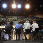 Representantes de asociaciones vecinales durante la asamblea abierta, ayer, en Gamonal.-RAÚL G. OCHOA