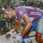 Armand de las Cuevas asciende a Las Lagunas en 1994 portando el maillot morado-Vuelta a Burgos