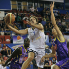 Roger Vilanova fuerza la penetración en el partido disputado ayer en Palencia.-MARÍA GONZÁLEZ / CB MIRAFLORES
